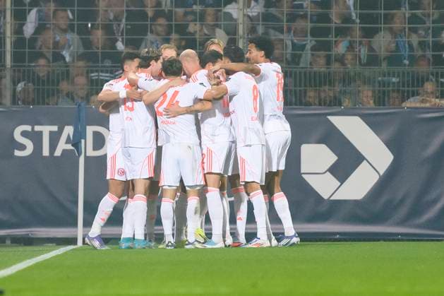 Tim Oberdorf (Fortuna Duesseldorf) Torjubel, jubelt mit seiner Mannschaft nach dem Treffer zum 0:1 waehrend des spiels der 2. Bundesliga zwischen VfL Bochum und Fortuna Duesseldorf, Vonovia Ruhrstadion am 27. September 2025 in Bochum, Deutschland. (Foto von Max Maiwald DeFodi Images) +++ Tim Oberdorf (Fortuna Duesseldorf) celebrates after scoring his team s first goal during the 2. Bundesliga match between VfL Bochum and Fortuna Duesseldorf at Vonovia Ruhrstadion on September 27, 2025 in Bochum, Germany. (Photo by Max Maiwald DeFodi Images) DFB DFL REGULATIONS PROHIBIT ANY USE OF PHOTOGRAPHS AS IMAGE SEQUENCES AND OR QUASI-VIDEO. (Photo by Max Maiwald DeFodi Images) Tim Oberdorf Fortuna Duesseldorf celebrates after scoring his team s first goal during the 2 Bundesliga match between VfL Bochum and Fortuna Duesseldorf at Vonovia Ruhrstadion on September 27, 2025 in Bochum, Germany, Germany Photo by Max Maiwald DeFodi Images Tim Oberdorf Fortuna Duesseldorf celebrates after scoring his team s first goal during the 2 Bundesliga match between VfL Bochum and Fortuna Duesseldorf at Vonovia Ruhrstadion on September 27, 2025 in Bochum, Germany Photo by Max Maiwald DeFodi Images DFB DFL REGULATIONS PROHIBIT ANY USE OF PHOTOGRAPHS AS IMAGE SEQUENCES AND OR QUASI VIDEO Photo by Max Maiwald DeFodi Images