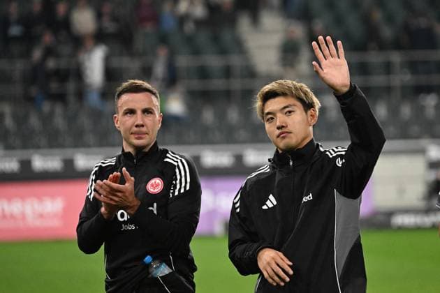 27.09.2025, xjhx, Fussball 1.Bundesliga, Borussia Moenchengladbach - Eintracht Frankfurt v.l. Jubel, Freude über den Sieg Mario Götze Goetze (Eintracht Frankfurt) Ritsu Doan (Eintracht Frankfurt) (DFL DFB REGULATIONS PROHIBIT ANY USE OF PHOTOGRAPHS as IMAGE SEQUENCES and or QUASI-VIDEO) Moenchengladbach