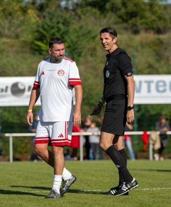 Fußball, Herren, Saison 2025 2026, NOFV Oberliga Nord, SV Sparta Lichtenberg, Feier zur Namensgebung, Sportanlage Fischerstraße wird zum Paul-Kalkbrenner-Sportfeld, v. l. Torsten Mattuschka, Schiedsrichter Deniz Aytekin, 27.09. 2025, Copyright: xMatthiasxKochx