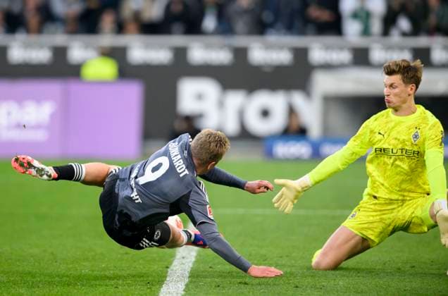 v.l. Jonathan Burkardt (Eintracht Frankfurt) schiesst das Tor zum 0:3, gegen Torwart Moritz Nicolas (Bor. Mönchengladbach) Aktion, Zweikampf, Fussball 1. Bundesliga, 5.Spieltag, Borussia Moenchengladbach - Eintracht Frankfurt, am 27.09.2025 in Moenchengladbach Deutschland. DFL regulations prohibit any use of photographs as image sequences and or quasi-video Â