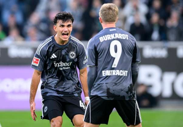 Jubel Can Uzun l. (Eintracht Frankfurt) mit Jonathan Burkardt (Eintracht Frankfurt), Fussball 1. Bundesliga, 5.Spieltag, Borussia Moenchengladbach - Eintracht Frankfurt, am 27.09.2025 in Moenchengladbach Deutschland. DFL regulations prohibit any use of photographs as image sequences and or quasi-video Â