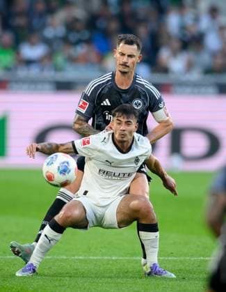 von hinten Robin Koch (Eintracht Frankfurt), Jens Castrop (Bor. Mönchengladbach), Aktion, Zweikampf, Fussball 1. Bundesliga, 5.Spieltag, Borussia Moenchengladbach - Eintracht Frankfurt, am 27.09.2025 in Moenchengladbach Deutschland. DFL regulations prohibit any use of photographs as image sequences and or quasi-video Â