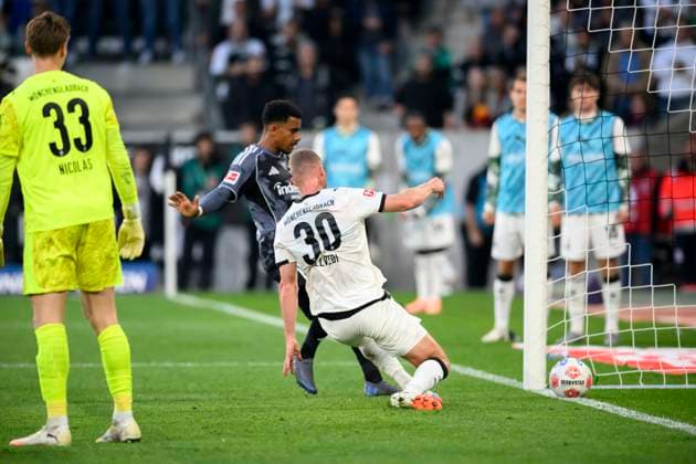 Tor zum 0:3 durch Jonathan Burkardt (Eintracht Frankfurt nicht im Bild) v.l. Nicolas, Ansgar Knauff (Eintracht Frankfurt), Nico Elvedi (Bor. Mönchengladbach) Aktion, Fussball 1. Bundesliga, 5.Spieltag, Borussia Moenchengladbach - Eintracht Frankfurt, am 27.09.2025 in Moenchengladbach Deutschland. DFL regulations prohibit any use of photographs as image sequences and or quasi-video Â