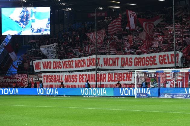 Fußball 2. Bundesliga 7. Spieltag VfL Bochum - Fortuna Düsseldorf am 27.09.2025 im Vonovia Ruhrstadion in Bochum Spruchband Banner im Düsseldorfer Fanblock mit der Aufschrift: Hier, wo das Herz noch zählt, nicht das grosse Geld? - Fussball muss bezahlbar bleiben! DFL regulations prohibit any use of photographs as image sequences and or quasi-video.
