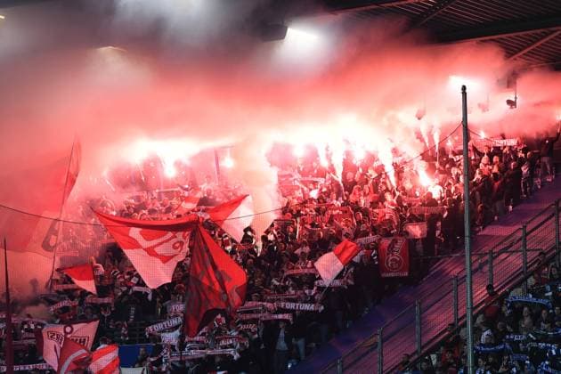 Fußball 2. Bundesliga 7. Spieltag VfL Bochum - Fortuna Düsseldorf am 27.09.2025 im Vonovia Ruhrstadion in Bochum Düsseldorfer Fans zünden Bengalos Pyro Pyrotechnik Leuchtkörper Rauchbomben im Fanblock DFL regulations prohibit any use of photographs as image sequences and or quasi-video.