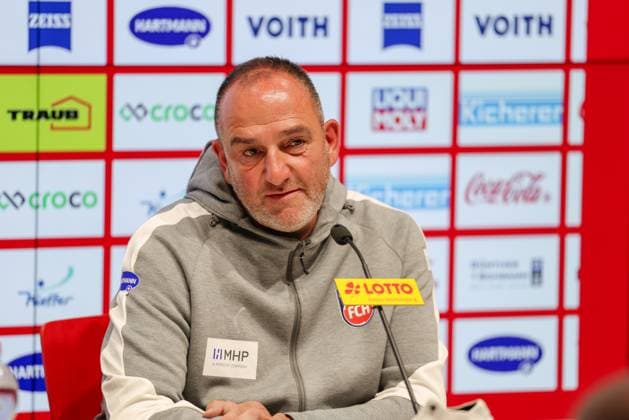 Frank Schmidt (Trainer, 1.FC Heidenheim) bei der Pressekonferenz nach dem Spiel zwischen 1.FC Heidenheim v FC Augsburg, Fußball, Herren, Bundesliga, 2025 2026, 5.Spieltag am 27.09.2025 in Heidenheim an der Brenz, Voith-Arena. DFL and DFB regulations prohibit any use of photographs as image sequences and or quasi-video. Baden-Württemberg Deutschland