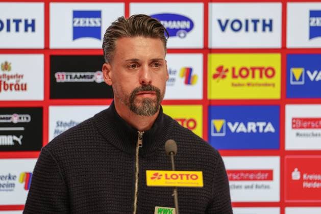 Sandro Wagner (Trainer, FC Augsburg) bei der Preessekonferenz nach dem Spiel zwischen 1.FC Heidenheim v FC Augsburg, Fußball, Herren, Bundesliga, 2025 2026, 5.Spieltag am 27.09.2025 in Heidenheim an der Brenz, Voith-Arena. DFL and DFB regulations prohibit any use of photographs as image sequences and or quasi-video. Baden-Württemberg Deutschland