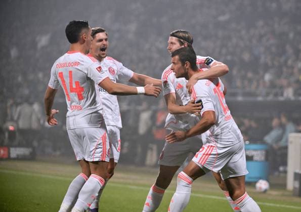 Jubel 0:1, Tim Oberdorf (Fortuna Duesseldorf), re., wird von seinen Mitspielern gefeiert 27.09.2025, Fussball 2. Bundesliga, Saison 2025 2026, 7. Spieltag, VfL Bochum - Fortuna Düsseldorf DFL regulations prohibit any use of photographs as image sequences and or quasi-video Bochum Vonovia Ruhrstadion Nordrhein Westfalen Deutschland
