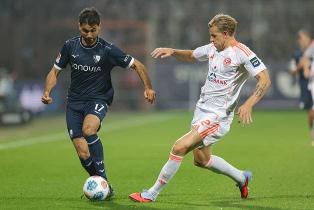 Bochum, Deutschland, 27.09.25: Gerrit Holtmann (VfL Bochum) und Jesper Daland (Fortuna Duesseldorf) im Kampf um den Ball während des Spiels der 2. Bundesliga zwischen VfL Bochum - Fortuna Düsseldorf in der Vonovia Ruhrstadion am 27. September 2025 in Bochum, Deutschland. Bochum Vonovia Ruhrstadion Germany