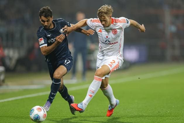 Bochum, Deutschland, 27.09.25: Gerrit Holtmann (VfL Bochum) und Jesper Daland (Fortuna Duesseldorf) im Kampf um den Ball während des Spiels der 2. Bundesliga zwischen VfL Bochum - Fortuna Düsseldorf in der Vonovia Ruhrstadion am 27. September 2025 in Bochum, Deutschland. Bochum Vonovia Ruhrstadion Germany