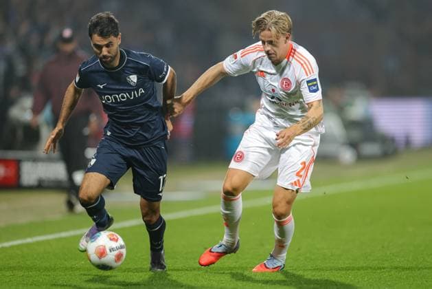 Bochum, Deutschland, 27.09.25: Gerrit Holtmann (VfL Bochum) und Jesper Daland (Fortuna Duesseldorf) im Kampf um den Ball während des Spiels der 2. Bundesliga zwischen VfL Bochum - Fortuna Düsseldorf in der Vonovia Ruhrstadion am 27. September 2025 in Bochum, Deutschland. Bochum Vonovia Ruhrstadion Germany