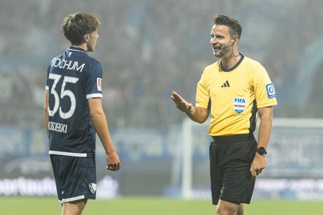 2. Fußball Bundesliga: VfL Bochum - Fortuna Düsseldorf; Vonovia-Ruhrstadion, Bochum; 27.09.2025 Kacper Koscierski (VfL Bochum, 35), Daniel Schlager (Schiedsrichter, Gernsbach) 2. Fußball Bundesliga: VfL Bochum - Fortuna Düsseldorf; Vonovia-Ruhrstadion, Bochum; 27.09.2025 DFL regulations prohibit any use of photographs as image sequences and or quasi video.