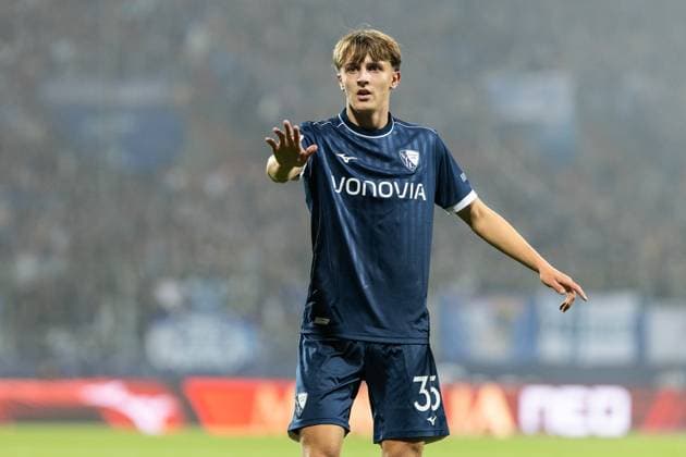 2. Fußball Bundesliga: VfL Bochum - Fortuna Düsseldorf; Vonovia-Ruhrstadion, Bochum; 27.09.2025 Kacper Koscierski (VfL Bochum, 35) 2. Fußball Bundesliga: VfL Bochum - Fortuna Düsseldorf; Vonovia-Ruhrstadion, Bochum; 27.09.2025 DFL regulations prohibit any use of photographs as image sequences and or quasi video.