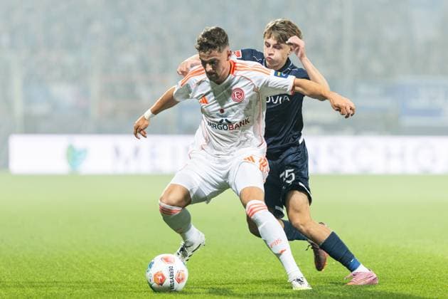 2. Fußball Bundesliga: VfL Bochum - Fortuna Düsseldorf; Vonovia-Ruhrstadion, Bochum; 27.09.2025 Kacper Koscierski (VfL Bochum, 35), Moritz Heyer (Fortuna Düsseldorf, 5) 2. Fußball Bundesliga: VfL Bochum - Fortuna Düsseldorf; Vonovia-Ruhrstadion, Bochum; 27.09.2025 DFL regulations prohibit any use of photographs as image sequences and or quasi video.
