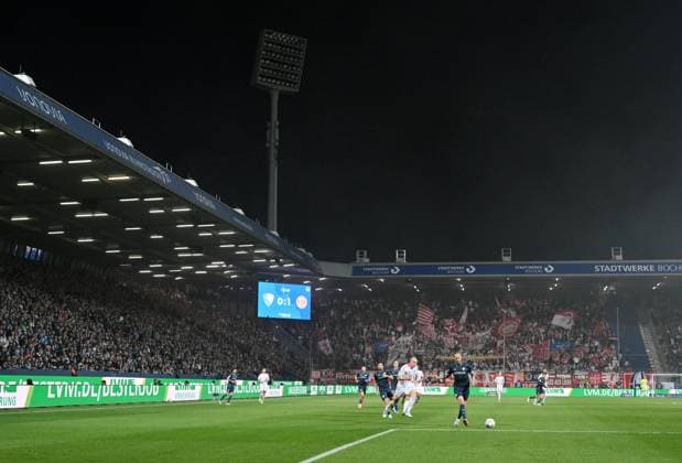 Flutlichtausfall im Vonovia Ruhrstadion 27.09.2025, Fussball 2. Bundesliga, Saison 2025 2026, 7. Spieltag, VfL Bochum - Fortuna Düsseldorf DFL regulations prohibit any use of photographs as image sequences and or quasi-video Bochum Vonovia Ruhrstadion Nordrhein Westfalen Deutschland