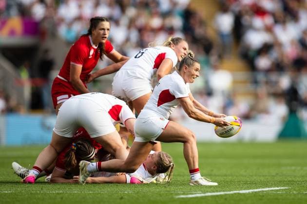 Canada Women v England Women Women s Rugby World Cup 2025 27 09 2025. Final Natasha Hunt of England gets the ball away during the Women s Rugby World Cup 2025 Final match between Canada Women and England Women at Allianz Stadium, Twickenham, Richmond, United Kingdom on 27 September 2025. Richmond Allianz Stadium London United Kingdom Editorial use only , Copyright: xSimonxKingx PSI-22918-0099