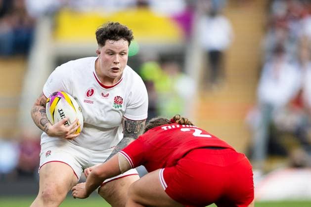Canada Women v England Women Women s Rugby World Cup 2025 27 09 2025. Final Hannah Botterman of England under pressure from Emily Tuttosi of Canada during the Women s Rugby World Cup 2025 Final match between Canada Women and England Women at Allianz Stadium, Twickenham, Richmond, United Kingdom on 27 September 2025. Richmond Allianz Stadium London United Kingdom Editorial use only , Copyright: xSimonxKingx PSI-22918-0115