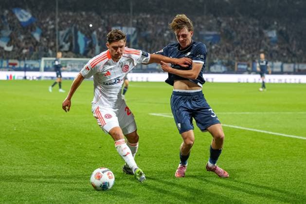 Bochum, Deutschland, 27.09.25: Florent Muslija (Fortuna Düsseldorf) und Kacper Koscierski (VfL Bochum) im Kampf um den Ball während des Spiels der 2. Bundesliga zwischen VfL Bochum - Fortuna Düsseldorf in der Vonovia Ruhrstadion am 27. September 2025 in Bochum, Deutschland. Bochum Vonovia Ruhrstadion Germany