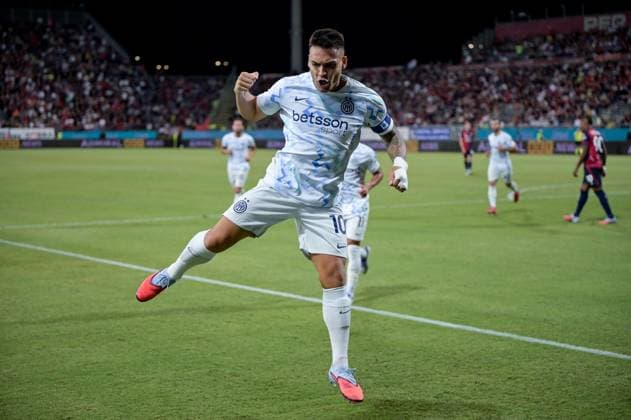 Inter s Lautaro Javier Martinez celebrates after scoring the goal during the Serie A soccer match between Cagliari Calcio and Inter at the Unipol Domus in Cagliari, Sardinia - Saturday, 27 september 2025. - Soccer  Copyright: xGianlucaxZuddas LaPressex