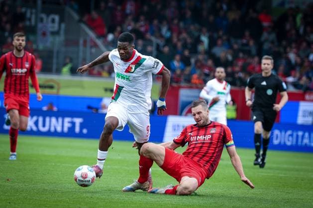 Samuel Essende 9 (FC Augsburg) im Duell mit Patrick Mainka 6 (1FC Heidenheim 1846), 1. FC Heidenheim 1846 vs. FC Augsburg, DFL, Bundesliga, Saison 2025 2026, Voith Arena, Hinrunde, 5. Spieltag, 27.09.2025 DFB regulations prohibit any use of photographs as image sequences and or quasi-video Heidenheim Baden-Wuerttemberg Deutschland
