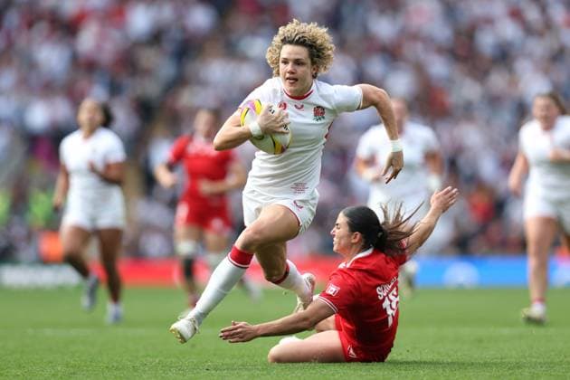 WRWC Final 27 September 2025, London - Women™s Rugby World Cup Final - Canada v England Women - Ellie Kildunne of England avoids a tackle from Julia Schell of Canada in the lead up to scoring a try - Photo: Charlotte Wilson Offside. London UK Copyright: xCharlottexWilsonx xOffsidexOffside