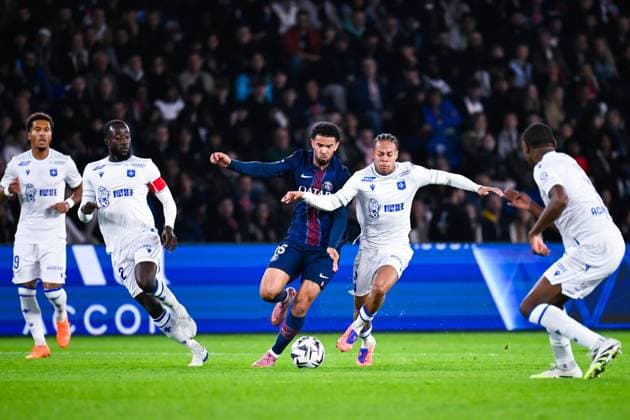 FOOTBALL : PSG vs Auxerre - Ligue1 - 27 09 2025 Warren ZAIRE EMERY ( 33 - PSG ) and Kevin Danois ( 5 - Auxerre ) during the Ligue 1 match between Paris Saint Germain and AJ Auxerre at Parc Des Princes on September 27 , 2025 in Paris, France. ( Photo by Federico Pestelini PsnewZ ) - ParisFrance  Copyright: xFedericoxPestelinix