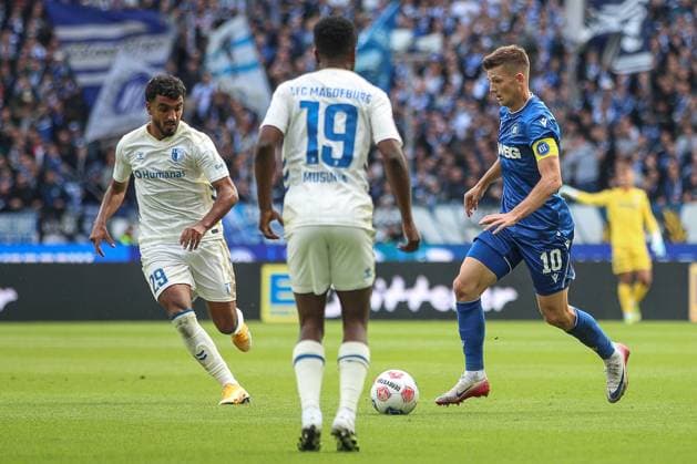 Am Ball Marvin Wanitzek (Karlsruher SC, 10) Lubambo Musonda (1. FC Magdeburg, 19) Rayan Ghrieb (1. FC Magdeburg, 29), GER, Karlsruher SC vs. 1. FC Magdeburg, 2. Bundesliga, 7. Spieltag, 2025 2026, 27.09.2025, DFL REGULATIONS PROHIBIT ANY USE OF PHOTOGRAPHS AS IMAGE SEQUENCES AND OR QUASI-VIDEO, GER, Karlsruher SC vs. 1. FC Magdeburg, 2. Bundesliga, 7. Spieltag, 2025 2026, 27.09.2025 Karlsruhe