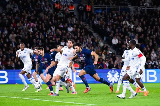 FOOTBALL : PSG vs Auxerre - Ligue1 - 27 09 2025 Goncalo Ramos ( 9 - PSG ) and Francisco Sierralta ( 4 - Auxerre ) during the Ligue 1 match between Paris Saint Germain and AJ Auxerre at Parc Des Princes on September 27 , 2025 in Paris, France. ( Photo by Federico Pestelini PsnewZ ) - ParisFrance  Copyright: xFedericoxPestelinix