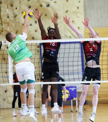 BAU 27.09.2025 Ludwigsburg Volleyball Barock Volley MTV Ludwigsburg vs. TSV Haching, v.l. Noel Simon Jakob Krassnig (Haching), Nyherowo Omene, Philipp Herrmann (LB)