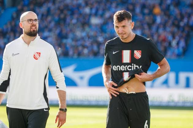 Semi Belkahia (Havelse) wurde verletzt ausgewechselt; GER, FC Hansa Rostock vs. TSV Havelse, Fußball, Männer, 3. Liga, 08.Spieltag, Spielzeit 2025 2026, 27.09.2025 Rostock Ostseestadion Mecklenburg - Vorpommern Deutschland