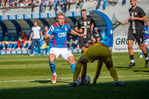 Cedric Harenbrock (Rostock) stürzt über Torwart Tom Opitz (Havelse) ; GER, FC Hansa Rostock vs. TSV Havelse, Fußball, Männer, 3. Liga, 08.Spieltag, Spielzeit 2025 2026, 27.09.2025 Rostock Ostseestadion Mecklenburg - Vorpommern Deutschland