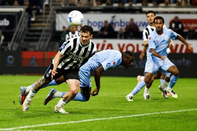 ALMELO - Jizz Hornkamp of Heracles Almelo, Bruno Martins Indi of Sparta Rotterdam (l-r) during the Dutch Eredivisie match between Heracles Almelo and Sparta Rotterdam at the Erve Asito Stadium on September 27, 2025, in Almelo, Netherlands. ANP VINCENT JANNINK Eredivisie 2025 26 xVIxANPxSportx xxANPxIVx 537649534 originalFilename: 537649534.jpg