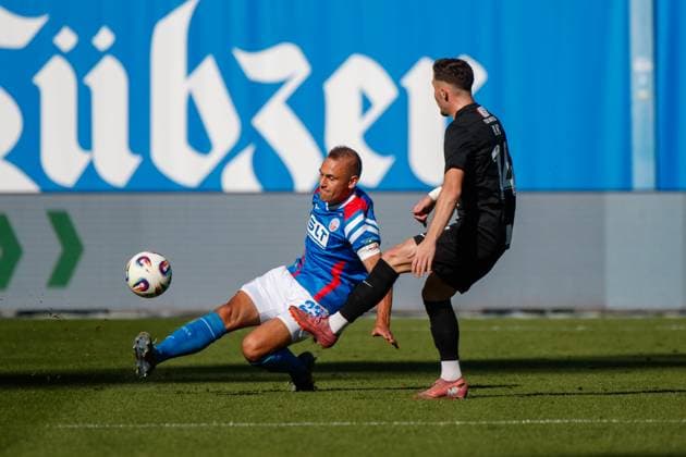links Franz Pfanne (Rostock) gegen Marko Ilic (Havelse) ; GER, FC Hansa Rostock vs. TSV Havelse, Fußball, Männer, 3. Liga, 08.Spieltag, Spielzeit 2025 2026, 27.09.2025 Rostock Ostseestadion Mecklenburg - Vorpommern Deutschland