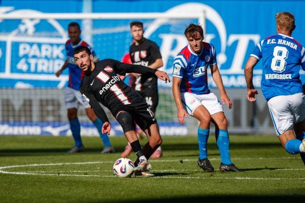 links Nassim Boujellab (Havelse) gegen Benno Dietze (Rostock) ; GER, FC Hansa Rostock vs. TSV Havelse, Fußball, Männer, 3. Liga, 08.Spieltag, Spielzeit 2025 2026, 27.09.2025 Rostock Ostseestadion Mecklenburg - Vorpommern Deutschland