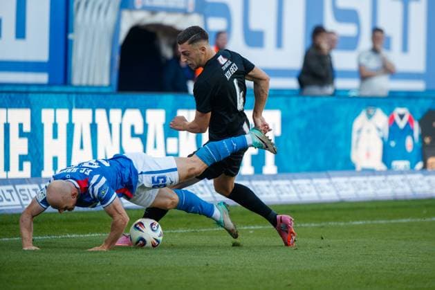 links Maximilian Krauß (Rostock) gegen Besfort Kolgeci (Havelse) ; GER, FC Hansa Rostock vs. TSV Havelse, Fußball, Männer, 3. Liga, 08.Spieltag, Spielzeit 2025 2026, 27.09.2025 Rostock Ostseestadion Mecklenburg - Vorpommern Deutschland