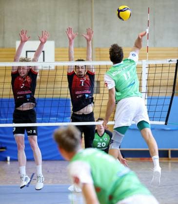 BAU 27.09.2025 Ludwigsburg Volleyball Barock Volley MTV Ludwigsburg vs. TSV Haching, v.l. Philipp Herrmann, Tim Köpfli (LB), Marko Milovanovic (Haching)