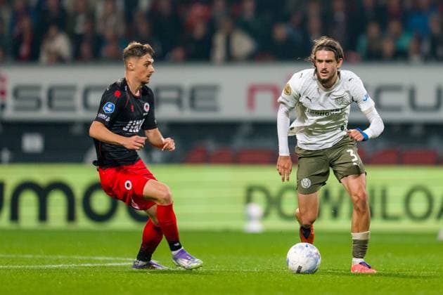 ROTTERDAM , 27-09-2025 , Stadium Woudestein , season 2025 2026 , VriendenLoterij Eredivisie , Excelsior vs PSV Eindhoven , Excelsior player Szymon WÅ‚odarczyk and PSV Player Yarek Gasiorowski Excelsior - PSV  x31229179x Copyright: