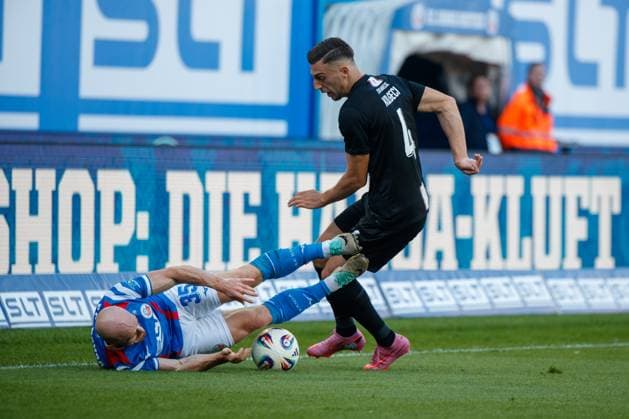 links Maximilian Krauß (Rostock) gegen Besfort Kolgeci (Havelse) ; GER, FC Hansa Rostock vs. TSV Havelse, Fußball, Männer, 3. Liga, 08.Spieltag, Spielzeit 2025 2026, 27.09.2025 Rostock Ostseestadion Mecklenburg - Vorpommern Deutschland