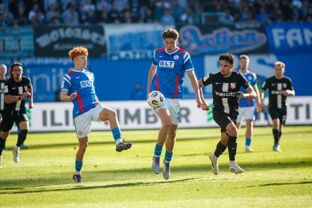 v.l. Tim Krohn (Rostock) , Ryan Naderi (Rostock) und Emre Aytun (Havelse) ; GER, FC Hansa Rostock vs. TSV Havelse, Fußball, Männer, 3. Liga, 08.Spieltag, Spielzeit 2025 2026, 27.09.2025 Rostock Ostseestadion Mecklenburg - Vorpommern Deutschland