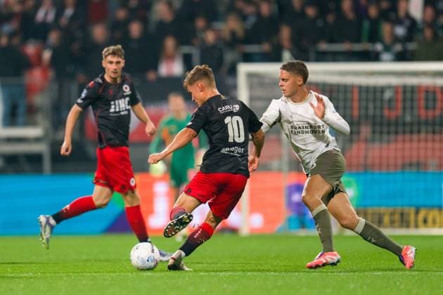 ROTTERDAM , 27-09-2025 , Stadium Woudestein , season 2025 2026 , VriendenLoterij Eredivisie , Excelsior vs PSV Eindhoven , Excelsior player Szymon WÅ‚odarczyk, Excelsior player Noah Naujoks and PSV Player Joey Veerman Excelsior - PSV  x31229211x Copyright: