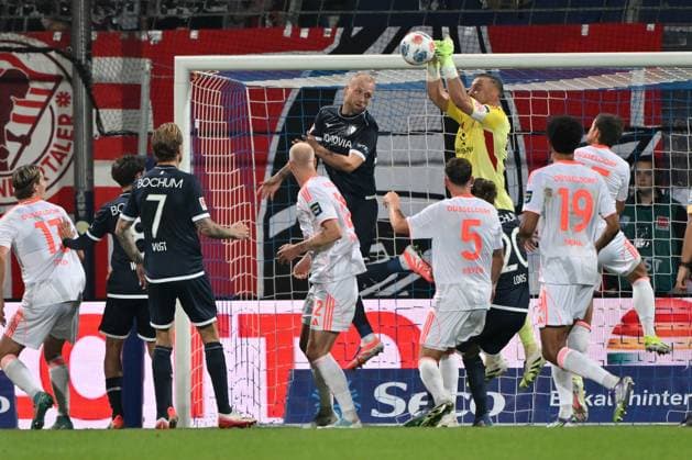 Torwart Florian Kastenmeier (Fortuna Duesseldorf) rettet gegen Philipp Hofmann (VfL Bochum) 27.09.2025, Fussball 2. Bundesliga, Saison 2025 2026, 7. Spieltag, VfL Bochum - Fortuna Düsseldorf DFL regulations prohibit any use of photographs as image sequences and or quasi-video Bochum Vonovia Ruhrstadion Nordrhein Westfalen Deutschland