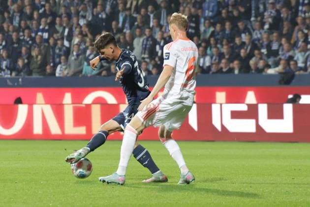 27.09.2025, xgrfx, Fussball 2.Bundesliga, VfL Bochum - Fortuna Duesseldorf v.l. Benjamin Lenz (VfL Bochum), Tim Breithaupt (Fortuna Düsseldorf) (DFL DFB REGULATIONS PROHIBIT ANY USE OF PHOTOGRAPHS as IMAGE SEQUENCES and or QUASI-VIDEO) Bochum