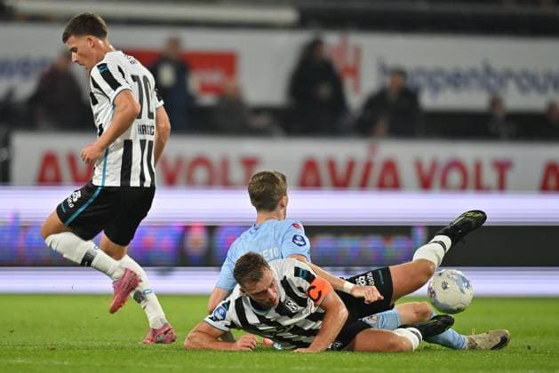 ALMELO , 27-09-2025 , Stadium Asito , season 2025 2026 , Dutch Eredivisie football , match between Heracles Almelo and Sparta Rotterdam , picture shows Sparta Rotterdam player Tobias Lauritsen, Heracles Almelo player Damon Mirani Heracles - Sparta  x31229475x Copyright: