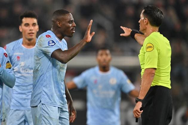 ALMELO , 27-09-2025 , Stadium Asito , season 2025 2026 , Dutch Eredivisie football , match between Heracles Almelo and Sparta Rotterdam , picture shows Sparta Rotterdam player Bruno Martins Indi , referee Serdar Gozubuyuk Heracles - Sparta  x31229520x Copyright: