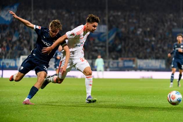 Kacper Koscierski (VfL Bochum) und Florent Muslija (Fortuna Duesseldorf) im Kampf um den Ball waehrend des spiels der 2. Bundesliga zwischen VfL Bochum und Fortuna Duesseldorf, Vonovia Ruhrstadion am 27. September 2025 in Bochum, Deutschland. (Foto von Max Maiwald DeFodi Images) +++ Kacper Koscierski (VfL Bochum) und Florent Muslija (Fortuna Duesseldorf) battle for the ball during the 2. Bundesliga match between VfL Bochum and Fortuna Duesseldorf at Vonovia Ruhrstadion on September 27, 2025 in Bochum, Germany. (Photo by Max Maiwald DeFodi Images) DFB DFL REGULATIONS PROHIBIT ANY USE OF PHOTOGRAPHS AS IMAGE SEQUENCES AND OR QUASI-VIDEO. (Photo by Max Maiwald DeFodi Images) Kacper Koscierski VfL Bochum and Florent Muslija Fortuna Duesseldorf battle for the ball during the 2 Bundesliga match between VfL Bochum and Fortuna Duesseldorf, Vonovia Ruhrstadion on September 27, 2025 in Bochum, Germany, Germany Photo by Max Maiwald DeFodi Images Kacper Koscierski VfL Bochum and Florent Muslija Fortuna Duesseldorf battle for the ball during the 2 Bundesliga match between VfL Bochum and Fortuna Duesseldorf at Vonovia Ruhrstadion on September 27, 2025 in Bochum, Germany Photo by Max Maiwald DeFodi Images DFB DFL REGULATIONS PROHIBIT ANY USE OF PHOTOGRAPHS AS IMAGE SEQUENCES AND OR QUASI VIDEO Photo by Max Maiwald DeFodi Images