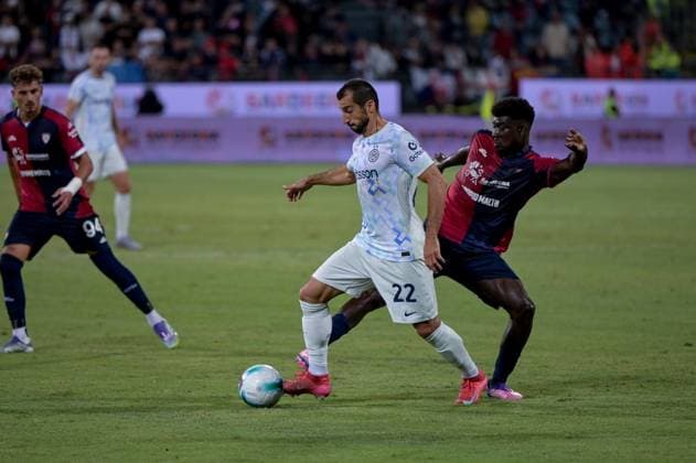 Inter s Henrikh Mkhitaryan in action during the Serie A soccer match between Cagliari Calcio and Inter at the Unipol Domus in Cagliari, Sardinia - Saturday, 27 september 2025. - Soccer  Copyright: xGianlucaxZuddas LaPressex