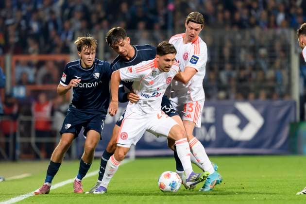 Kacper Koscierski (VfL Bochum), Cajetan Lenz (VfL Bochum) und Florent Muslija (Fortuna Duesseldorf) und Cedric Itten (Fortuna Duesseldorf) im Kampf um den Ball waehrend des spiels der 2. Bundesliga zwischen VfL Bochum und Fortuna Duesseldorf, Vonovia Ruhrstadion am 27. September 2025 in Bochum, Deutschland. (Foto von Max Maiwald DeFodi Images) +++ Kacper Koscierski (VfL Bochum), Cajetan Lenz (VfL Bochum) und Florent Muslija (Fortuna Duesseldorf) und Cedric Itten (Fortuna Duesseldorf) battle for the ball during the 2. Bundesliga match between VfL Bochum and Fortuna Duesseldorf at Vonovia Ruhrstadion on September 27, 2025 in Bochum, Germany. (Photo by Max Maiwald DeFodi Images) DFB DFL REGULATIONS PROHIBIT ANY USE OF PHOTOGRAPHS AS IMAGE SEQUENCES AND OR QUASI-VIDEO. (Photo by Max Maiwald DeFodi Images) Kacper Koscierski VfL Bochum , Cajetan Lenz VfL Bochum and Florent Muslija Fortuna Duesseldorf and Cedric Itten Fortuna Duesseldorf battle for the ball during the 2 Bundesliga match between VfL Bochum and Fortuna Duesseldorf, Vonovia Ruhrstadion on September 27, 2025 in Bochum, Germany Photo by Max Maiwald DeFodi Images Kacper Koscierski VfL Bochum , Cajetan Lenz VfL Bochum and Florent Muslija Fortuna Duesseldorf and Cedric Itten Fortuna Duesseldorf battle for the ball during the 2 Bundesliga match between VfL Bochum and Fortuna Duesseldorf at Vonovia Ruhrstadion on September 27, 2025 in Bochum, Germany Photo by Max Maiwald DeFodi Images DFB DFL REGULATIONS PROHIBIT ANY USE OF PHOTOGRAPHS AS IMAGE SEQUENCES AND OR QUASI VIDEO Photo by Max Maiwald DeFodi Images