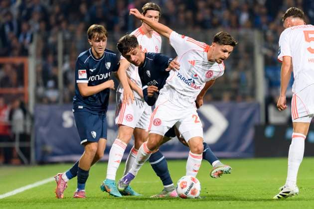 Kacper Koscierski (VfL Bochum), Cajetan Lenz (VfL Bochum) und Florent Muslija (Fortuna Duesseldorf) im Kampf um den Ball waehrend des spiels der 2. Bundesliga zwischen VfL Bochum und Fortuna Duesseldorf, Vonovia Ruhrstadion am 27. September 2025 in Bochum, Deutschland. (Foto von Max Maiwald DeFodi Images) +++ Kacper Koscierski (VfL Bochum), Cajetan Lenz (VfL Bochum) und Florent Muslija (Fortuna Duesseldorf) battle for the ball during the 2. Bundesliga match between VfL Bochum and Fortuna Duesseldorf at Vonovia Ruhrstadion on September 27, 2025 in Bochum, Germany. (Photo by Max Maiwald DeFodi Images) DFB DFL REGULATIONS PROHIBIT ANY USE OF PHOTOGRAPHS AS IMAGE SEQUENCES AND OR QUASI-VIDEO. (Photo by Max Maiwald DeFodi Images) Kacper Koscierski VfL Bochum , Cajetan Lenz VfL Bochum and Florent Muslija Fortuna Duesseldorf battle for the ball during the 2 Bundesliga match between VfL Bochum and Fortuna Duesseldorf, Vonovia Ruhrstadion on September 27, 2025 in Bochum, Germany Photo by Max Maiwald DeFodi Images Kacper Koscierski VfL Bochum , Cajetan Lenz VfL Bochum and Florent Muslija Fortuna Duesseldorf battle for the ball during the 2 Bundesliga match between VfL Bochum and Fortuna Duesseldorf at Vonovia Ruhrstadion on September 27, 2025 in Bochum, Germany Photo by Max Maiwald DeFodi Images DFB DFL REGULATIONS PROHIBIT ANY USE OF PHOTOGRAPHS AS IMAGE SEQUENCES AND OR QUASI VIDEO Photo by Max Maiwald DeFodi Images