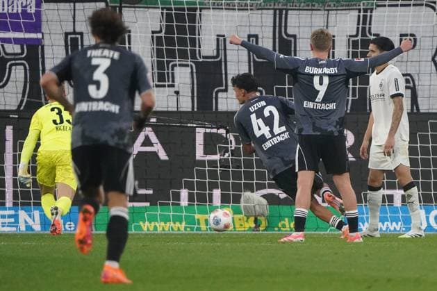 Fussball, 1.BL Saison 2025 2026 Borussia Mönchengladbach vs Eintracht Frankfurt , 27.09.2025, Stadion im Borussia Park Mönchengladbach, Can Yilmaz Uzun Eintracht Frankfurt,erzielte das 0:5 ür Eintracht Frankfurt,