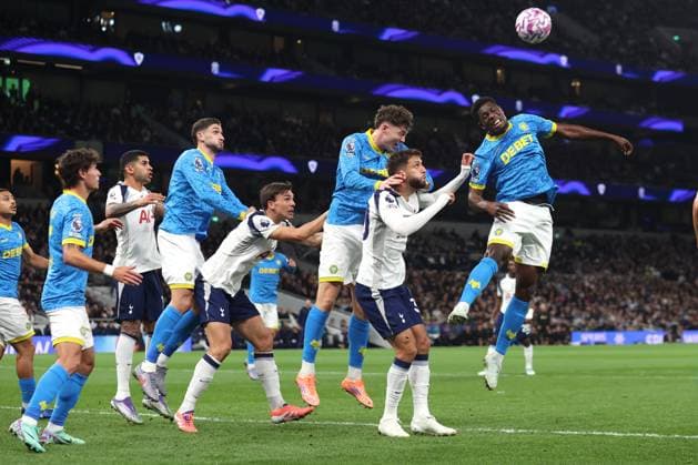 Sport Bilder des Tages Tottenham Hotspur v Wolverhampton Wanderers 27 September 2025 London - Premier League Football - Tottenham Hotspur v Wolverhampton Wanderers - Wolves players defend a corner kick - (Photo by Mark Leech). London UK Copyright: xMarkxLeechxOffside